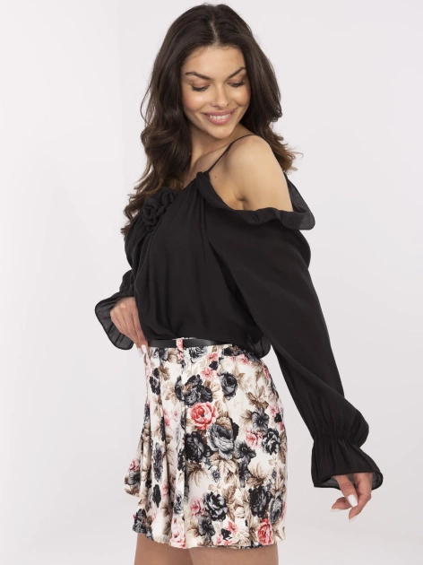 Czarna bluzka hiszpanka z kwiatową broszką