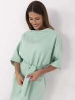 Pistacjowa koktajlowa sukienka o luźnym kroju
