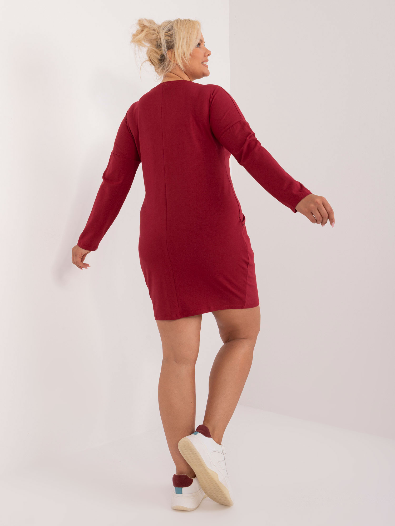 Hurt Bordowa dresowa sukienka plus size z napisami