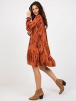 Hurt Jasnobrązowa sukienka z printami i falbaną SUBLEVEL