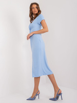 Hurtownia Jasnoniebieska dopasowana sukienka z rozcięciem