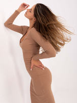 Camelowa dopasowana sukienka w prążek RUE PARIS