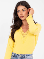 Żółta prążkowana bluzka z dekoltem V