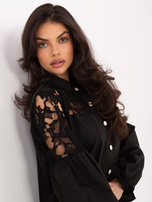Juoda elegantiška marškiniai su nėrinių intarpu.
