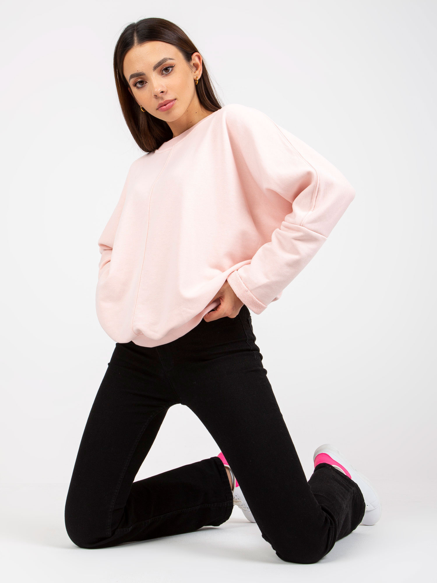 Jasnoróżowa damska bluza basic o kroju oversize RUE PARIS