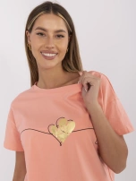 Koralowy t-shirt ze ściągaczem na dole