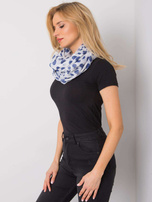 Biało-ciemnoniebieski komin we wzory