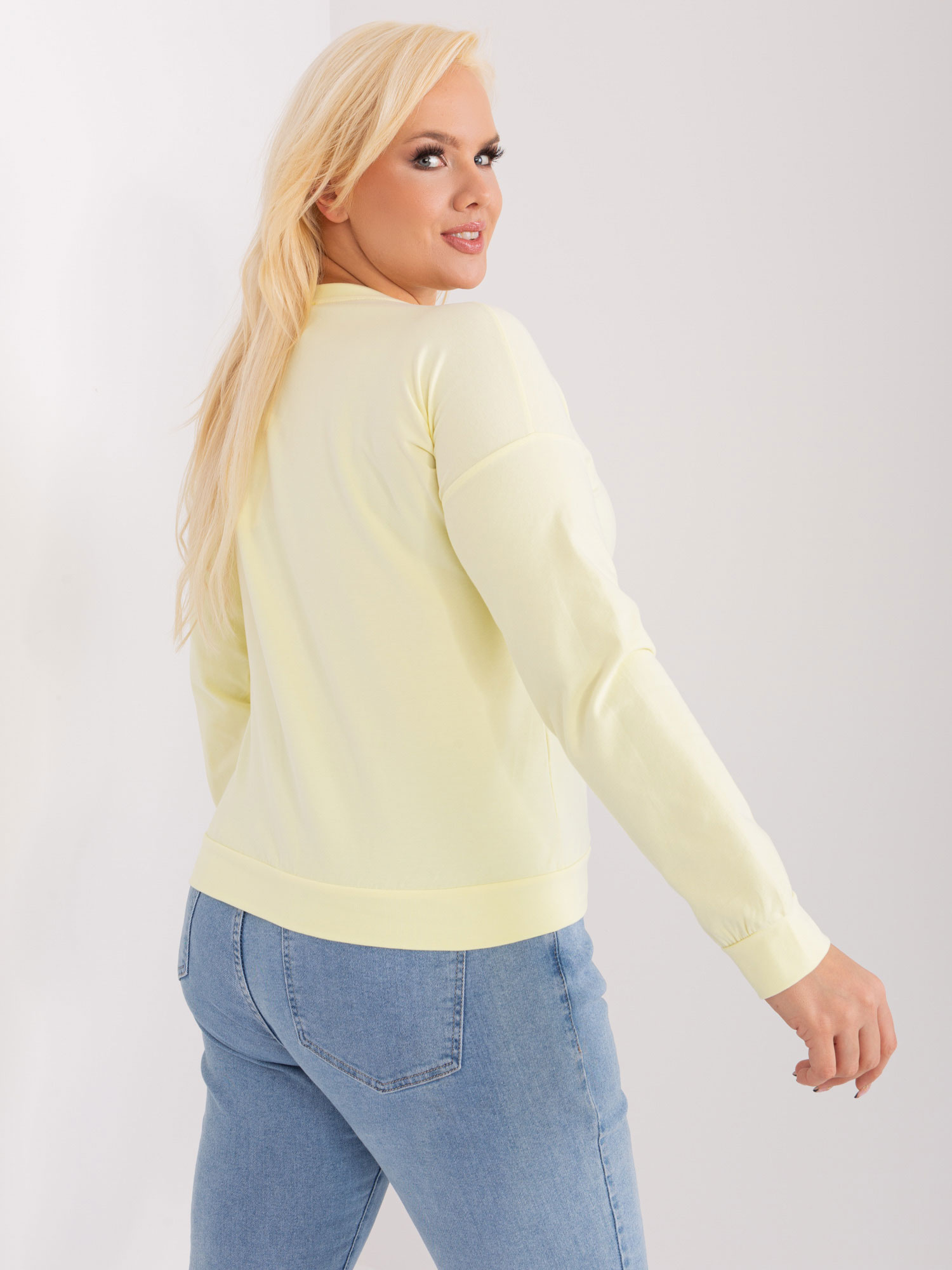 Hurtownia Jasnożółta bluzka plus size z naszywką 