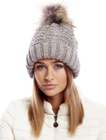 Brauner Hut mit einem Pelzpompon.