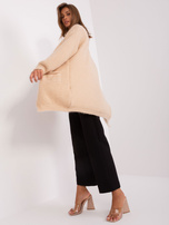 Beige Oversize-Strickjacke.