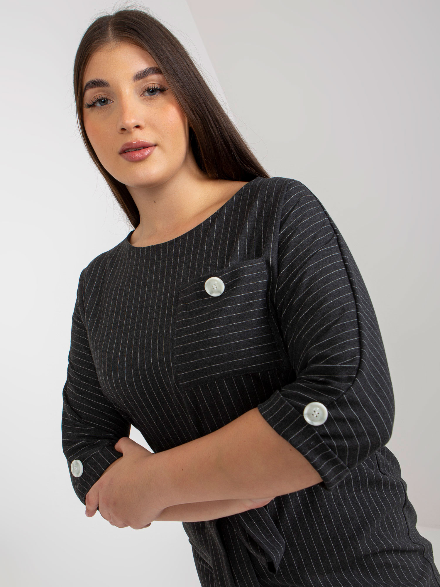 Ciemnoszara ołówkowa sukienka plus size w paski z kieszenią