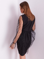 Schwarzes elegantes Kleid mit Tüllärmeln.