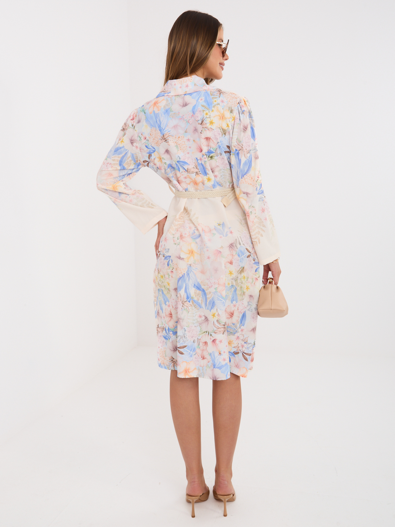 Niebieska sukienka szmizjerka z paskiem 