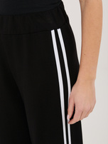 Czarne dresowe spodnie z miękkiego materiału 