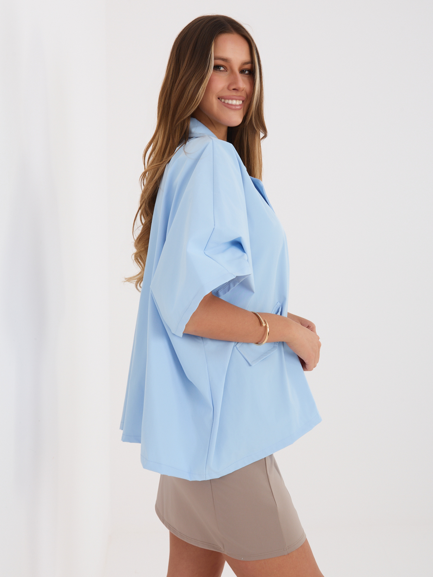 Jasnoniebieski damski płaszcz z szerokimi rękawami RUE PARIS 