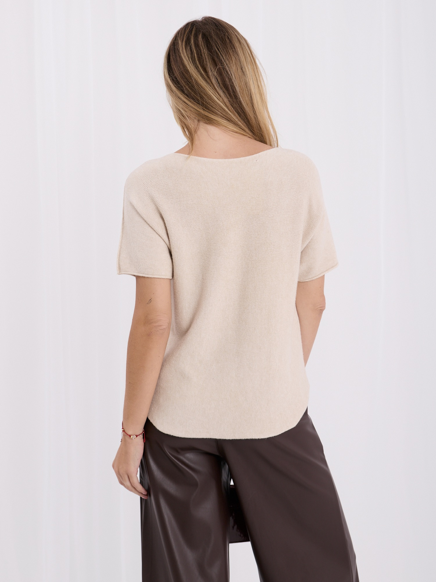 Helle beige, beidseitige Basic-Pullover mit kurzen Ärmeln.