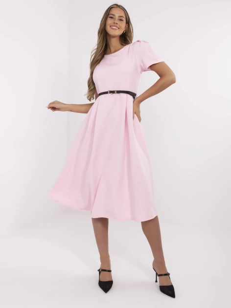 Jasnoróżowa midi sukienka z czarnym paskiem