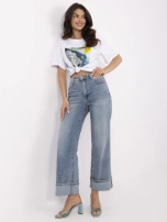 Niebieskie jeansy straight leg z podwiniętą nogawką 