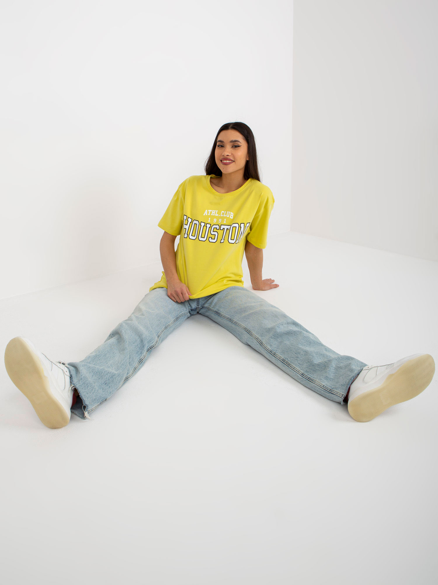 Hurtownia Ciemnożółty luźny damski t-shirt z napisem 