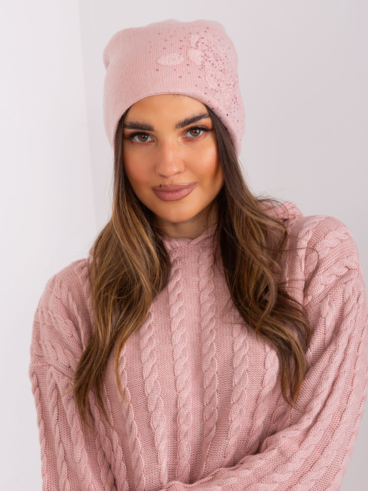 Hurt light pink knitted hat with rhinestones.