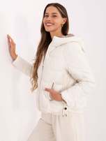 Ecru puchowa kurtka z pikowaniem
