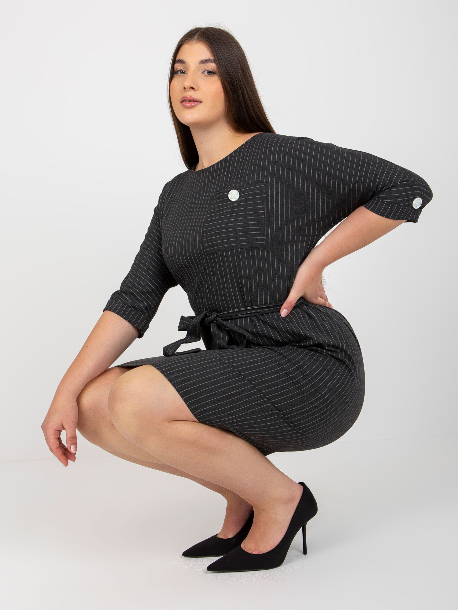 Ciemnoszara ołówkowa sukienka plus size w paski z kieszenią
