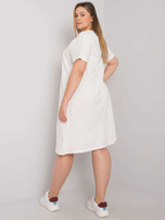 Ecru sukienka plus size z rozcięciem Lucy