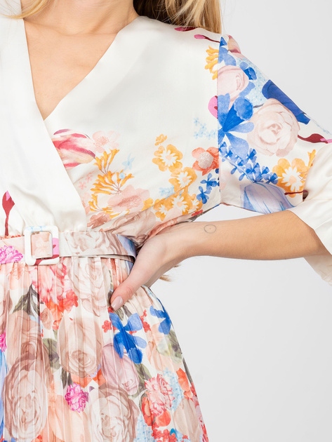 Kremowa satynowa sukienka z kopertowym dekoltem