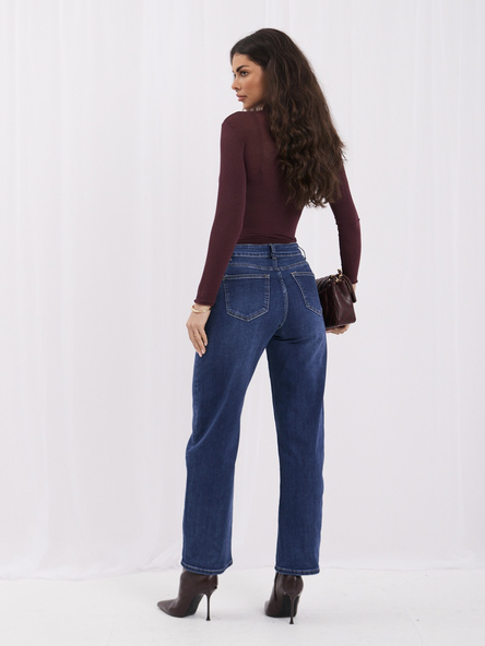 Dunkelblaue Damen Mom Jeans mit geradem Bein.