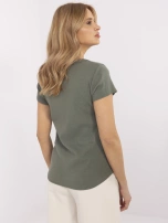 Khaki gestreiftes Oberteil mit V-Ausschnitt.