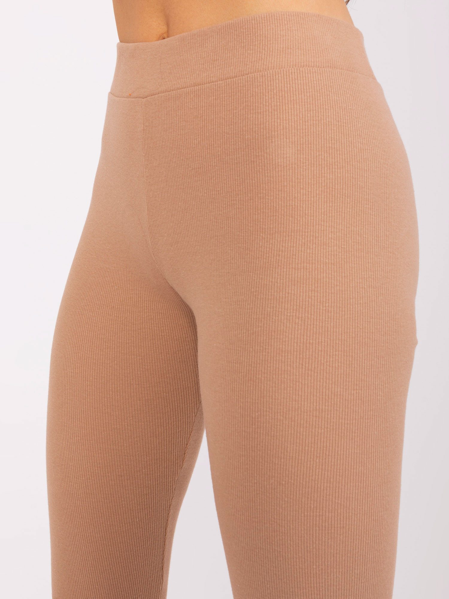 Camelowe legginsy basic w prążek
