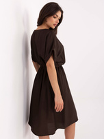 Ciemnobrązowa sukienka z gumką w talii