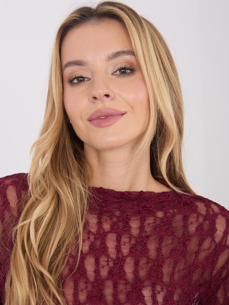 Burgundowa koronkowa bluzka z dekoltem w łódkę