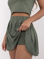 Khaki Zweiteiler im Tennis-Stil.