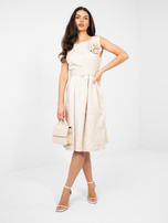 Jasnobeżowa elegancka sukienka z kwiatową broszką RUE PARIS 