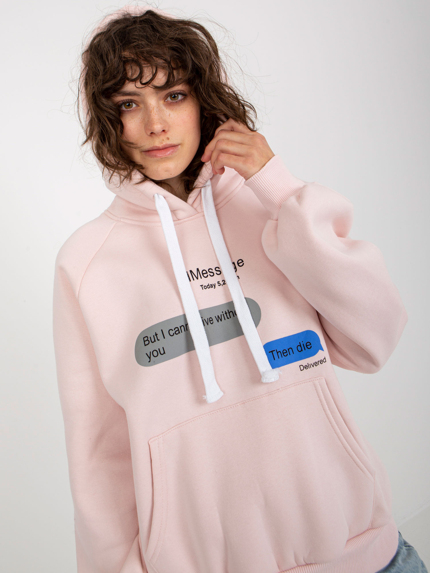 Jasnoróżowa dresowa bluza z nadrukiem oversize