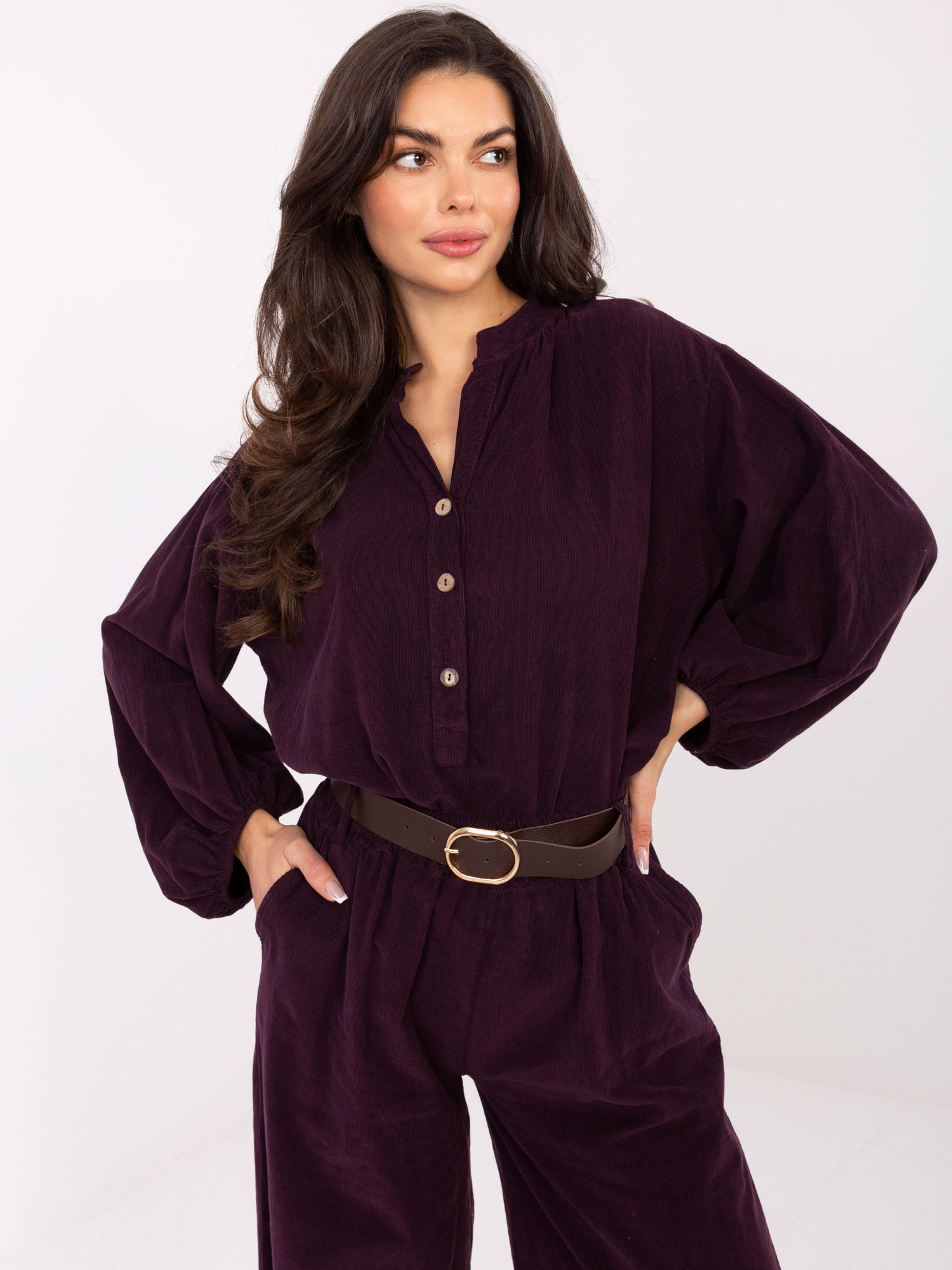 Dunkellila Cordbluse aus dem Set.