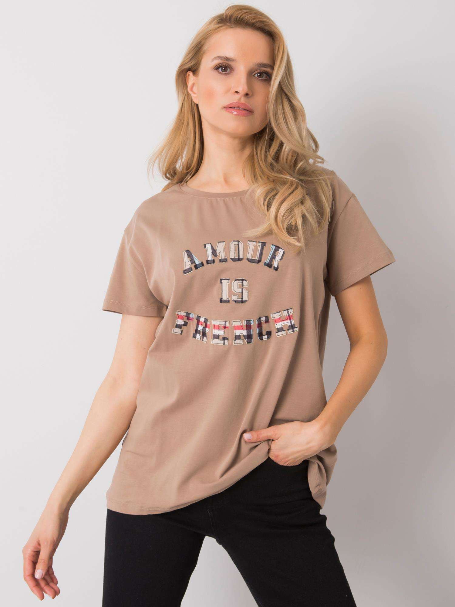 Dunkelbeige T-Shirt mit dem Aufdruck Elani.