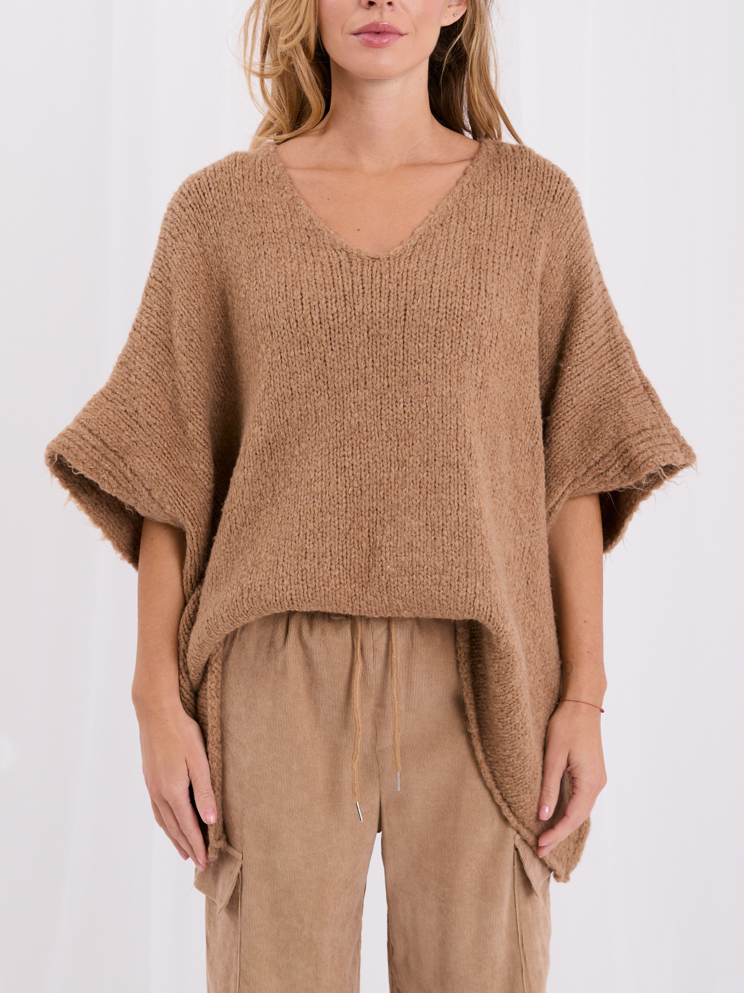 Camelowy damski sweter oversize z rękawem 3/4