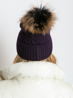 Fioletowa czapka ze ściągaczem i futrzanym pomponem 