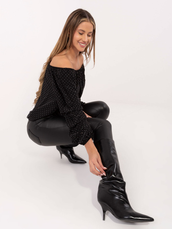 Czarna bluzka hiszpanka z marszczonym rękawem