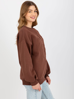 Hurtownia Brązowa dresowa bluza bez kaptura z haftem