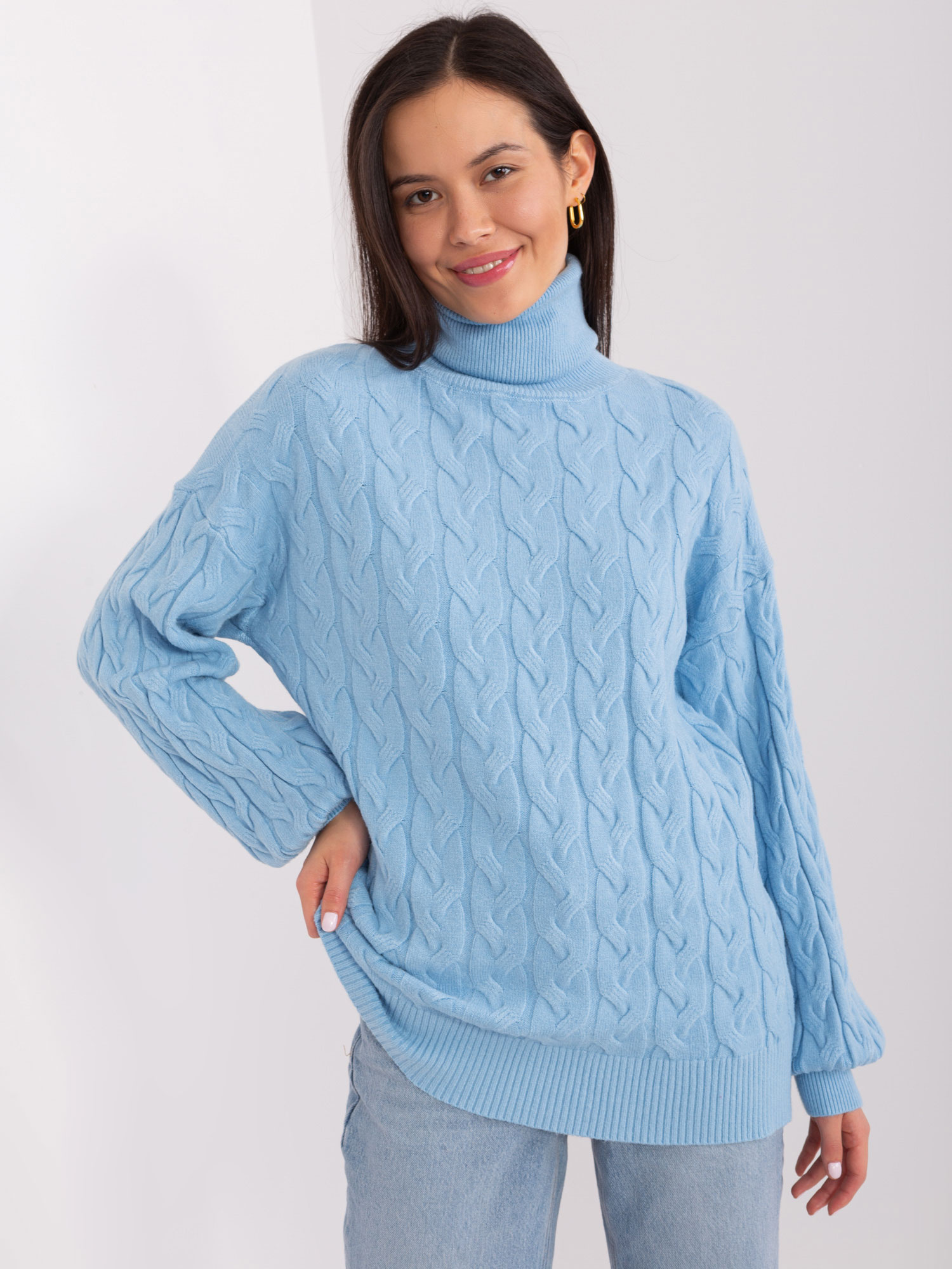 Jasnoniebieski sweter golf z wiskozą