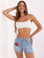 Niebieskie dopasowane szorty jeansowe