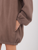 Ciemnobeżowa dresowa sukienka basic z kieszeniami 