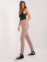 Hurtownia Ciemnobeżowe spodnie damskie dresowe ze ściągaczami