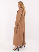 Camelowy długi płaszcz z zapięciem na guziki 