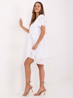 Biała letnia sukienka z warstwowym dołem