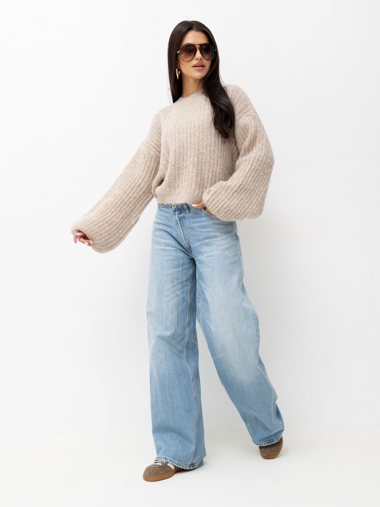 Beżowy sweter oversize z bufiastymi rękawami
