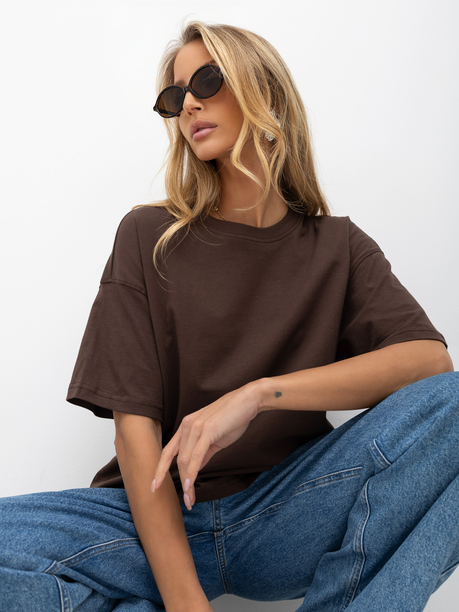 Brązowy damski t-shirt basic o kroju oversize